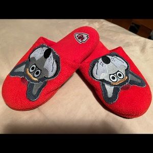 Big kid KC Chiefs slippers, size Medium